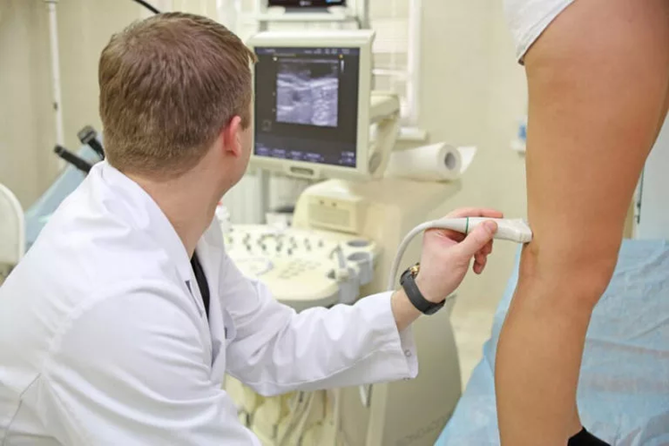 Der Patient wird gebeten, sich einer Diagnose zu unterziehen.