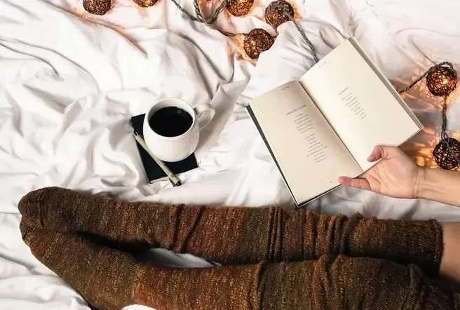 Halten Sie Ihre Beine im Ruhezustand über Herzhöhe.