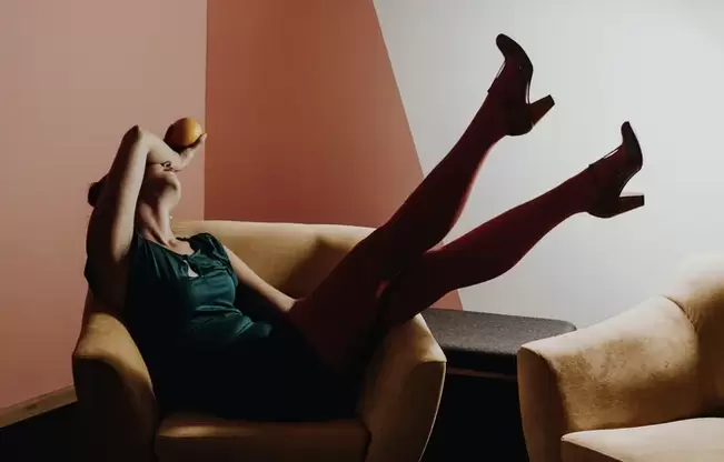 Junge Frau mit Krampfadern an den Beinen.